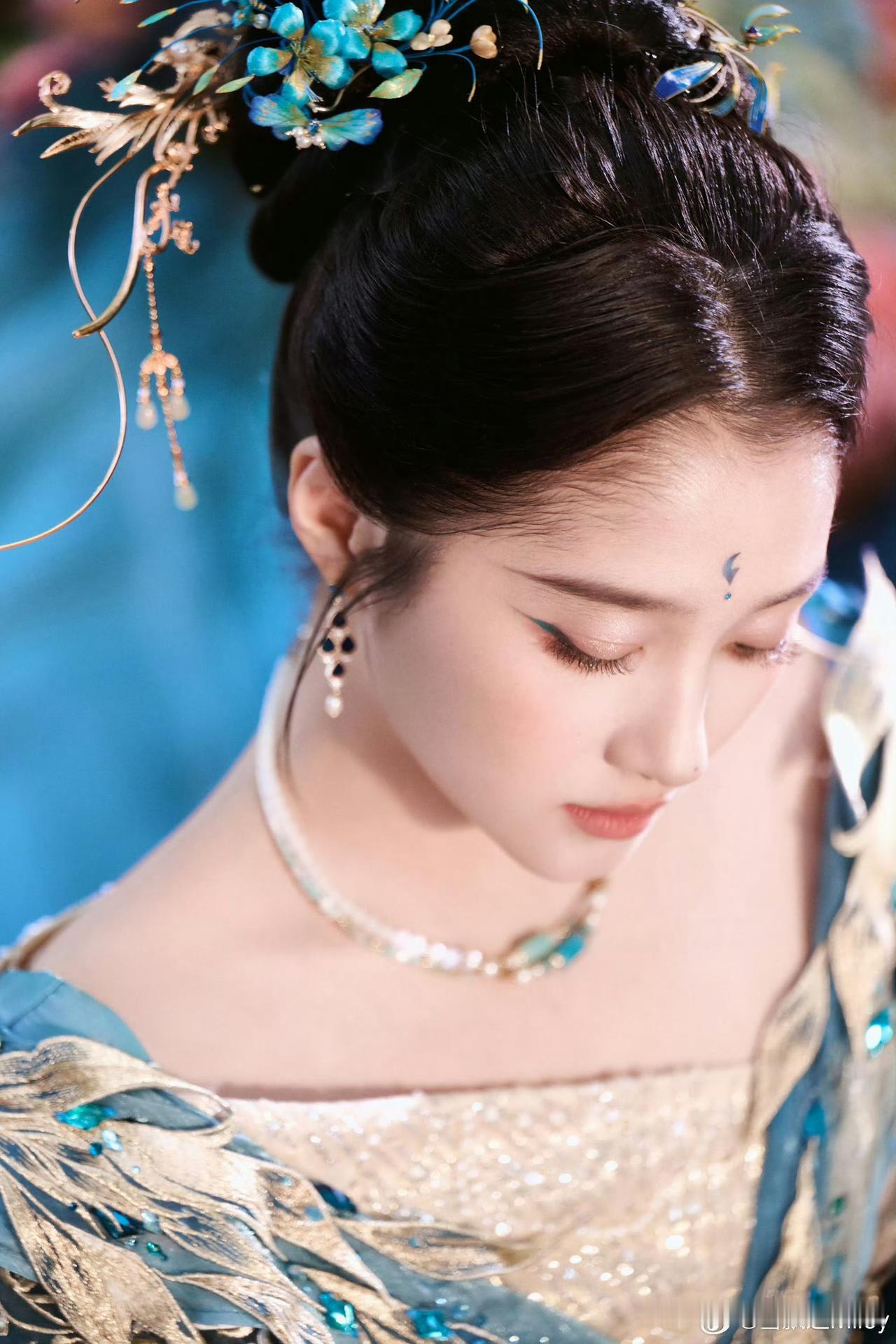 惊鸿一瞥关晓彤[超话]关晓彤在河南春晚演唱《瑞鸟报春》，化身神话信使，以四季妆造