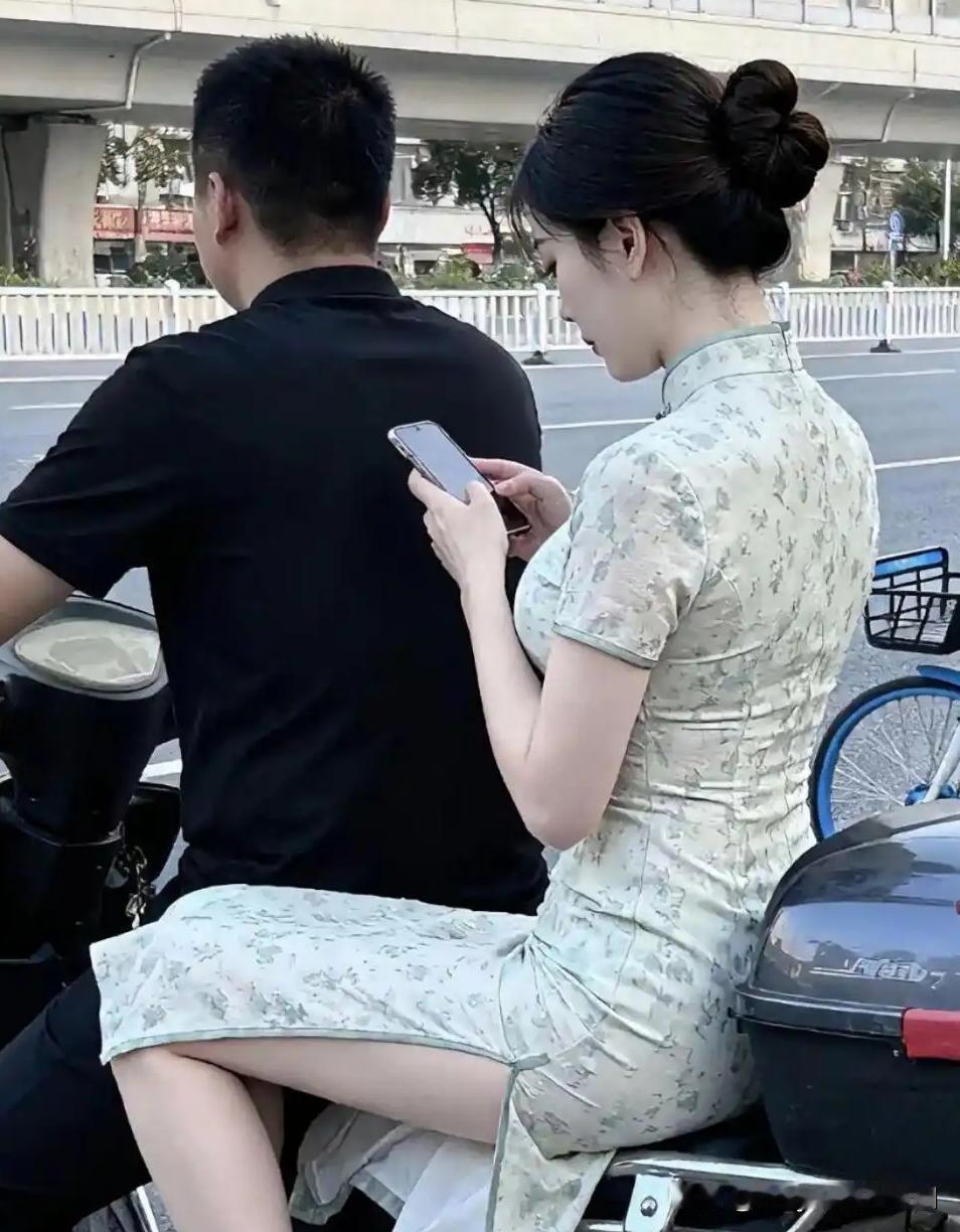 并不是所有女人都很物质，那个高调宣称“宁可坐在宝马上哭也不愿意坐在自行车上笑”的