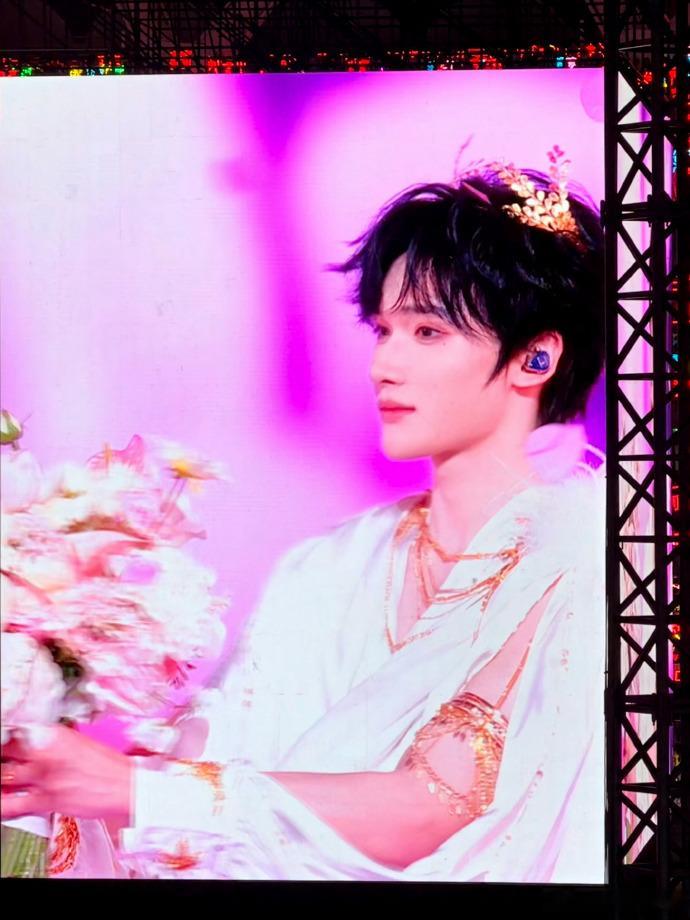 轻轨上的小纸条见证了余宇涵的成长真的会谢！一边感慨他的成长有多不容易，一边又忍不