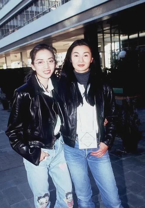 61岁的张曼玉，正偷偷违反我们这个时代的最大规则。
她穿高领毛衣。
不是遮掩，是