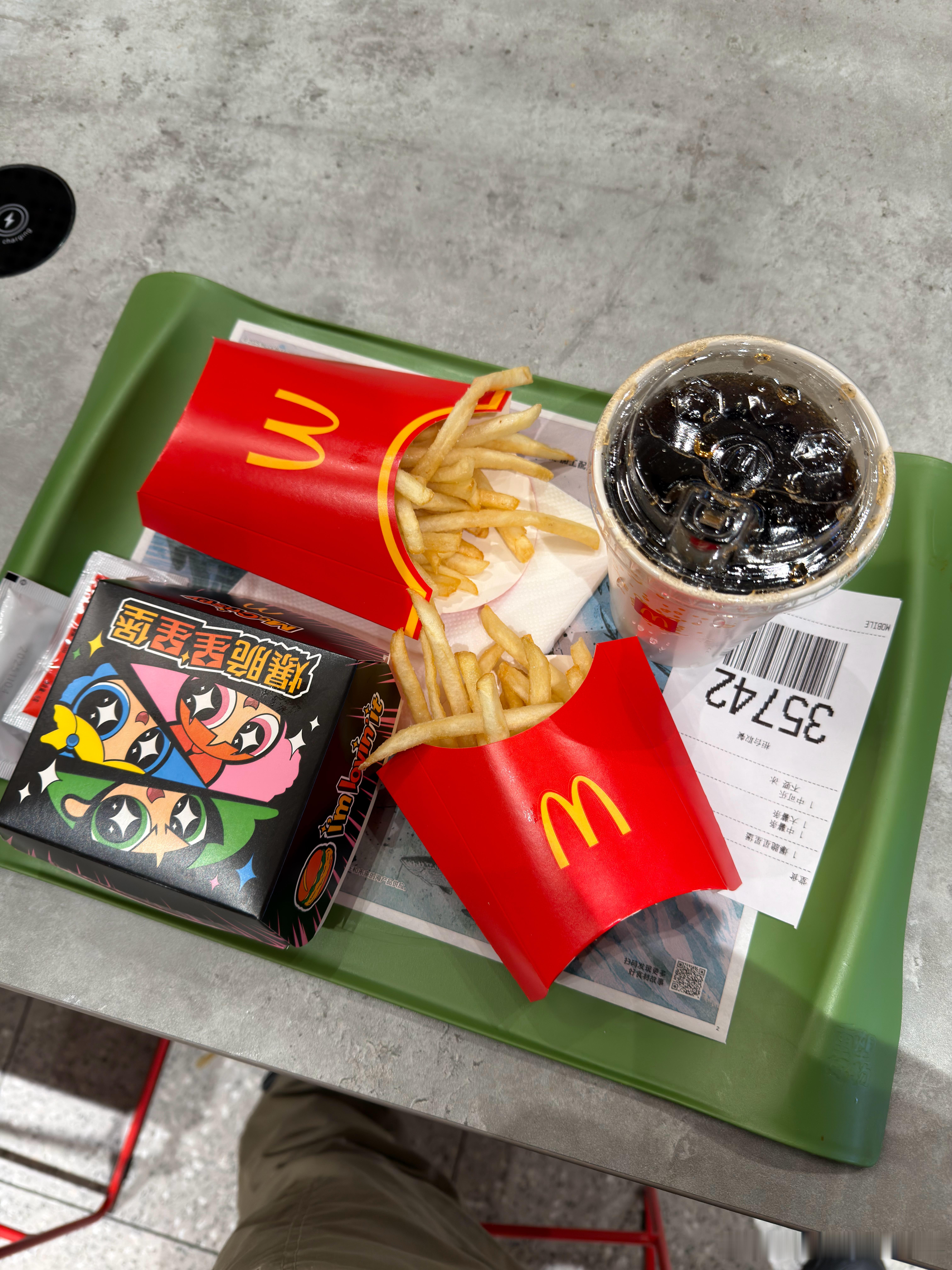 麦当劳，是一定要吃的新出的汉堡看着不好吃，吃着是真好啊！推荐，再加一份薯条！咸咸
