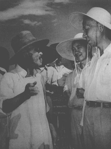 1958年9月，刘少奇在河北省成安县同棉农交谈