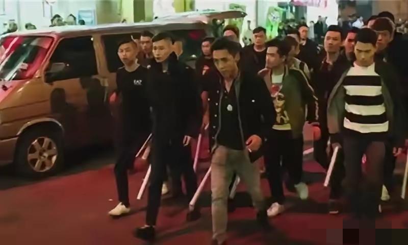 8名男子手持武器，强闯民宅见人就砍，却被对方二人强行反杀！

2015年10月1