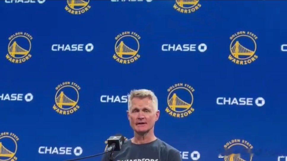 科尔透露，格林曾向他提出，如果球队需要，他愿意打替补。科尔表示，目前这不在他的计