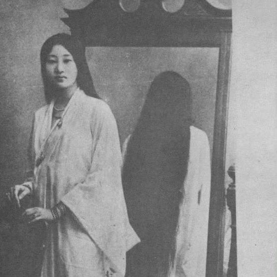 黄蕙兰年轻时，一张罕见的合影，这张照片拍摄于1921年，地点在英国伦敦的寓所内，