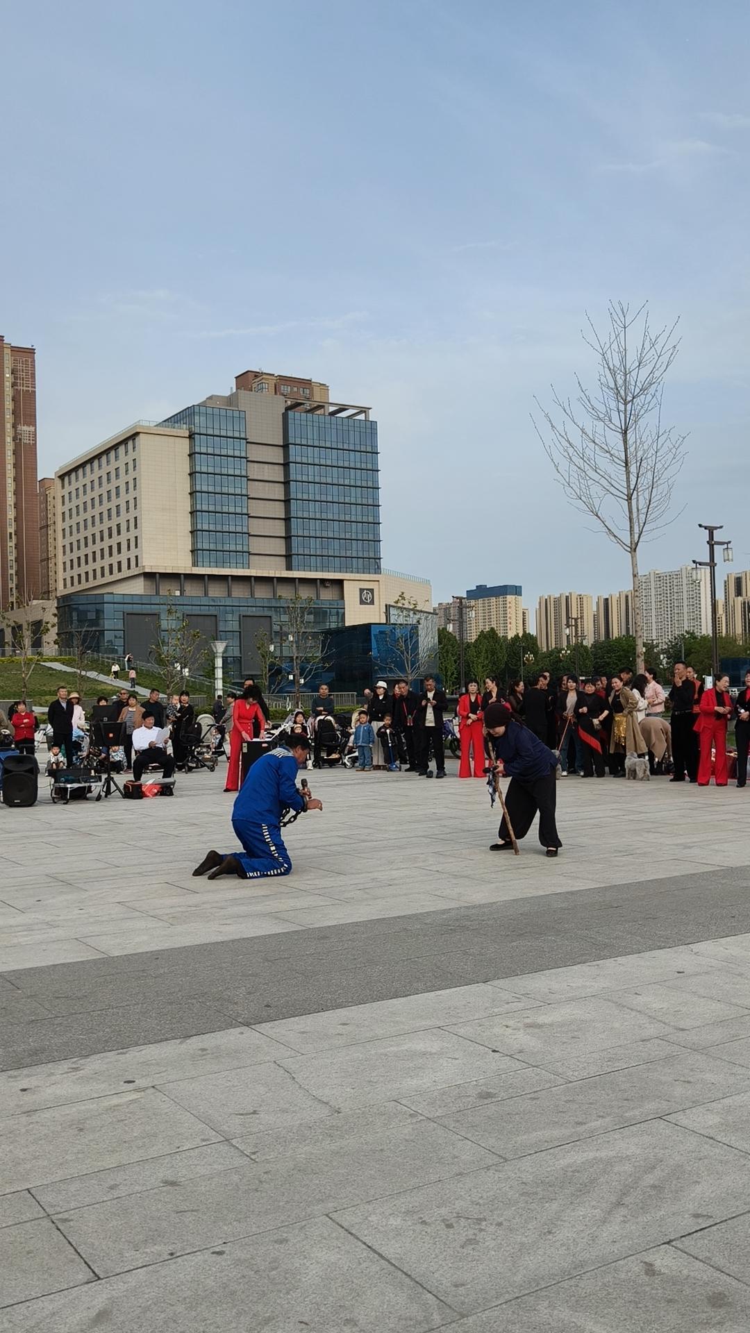 今天下午在高铁广场目睹了一场民间演出，没想到，演员们的演技丝毫不逊色于专业演员。