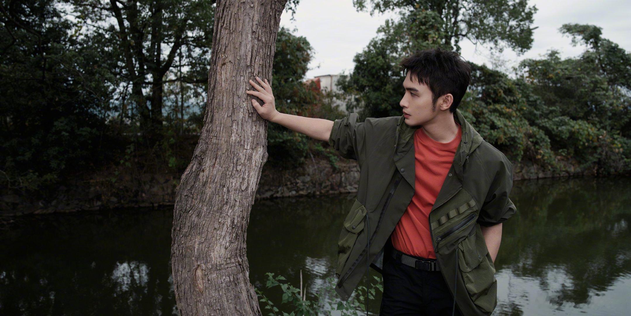 张彬彬：来个“9”宫格 这就是帅哥的威力吗？连红配绿这种配色都能完美驾驭 