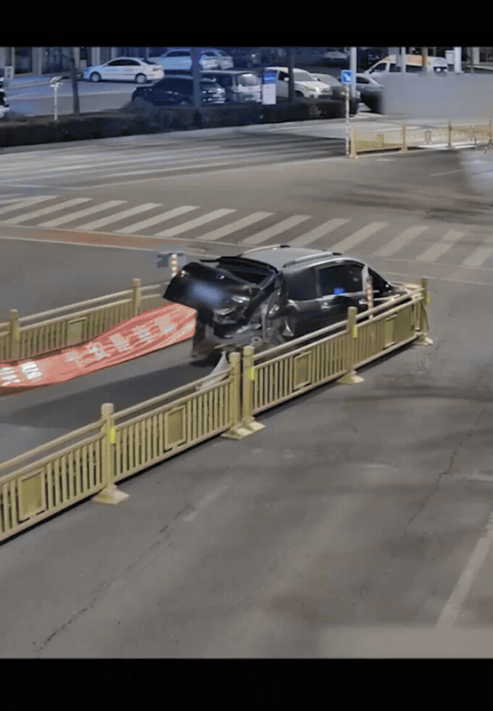 离谱！内蒙古鄂尔多斯，男子醉酒开车，撞上了路边的汽车，继续行驶，然后撞上了隔离护