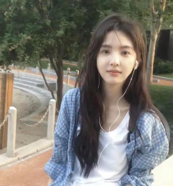 章若楠身上的几个代言，都要求她不能随意改变个人形象，比如头发长度、发色等。毕竟她