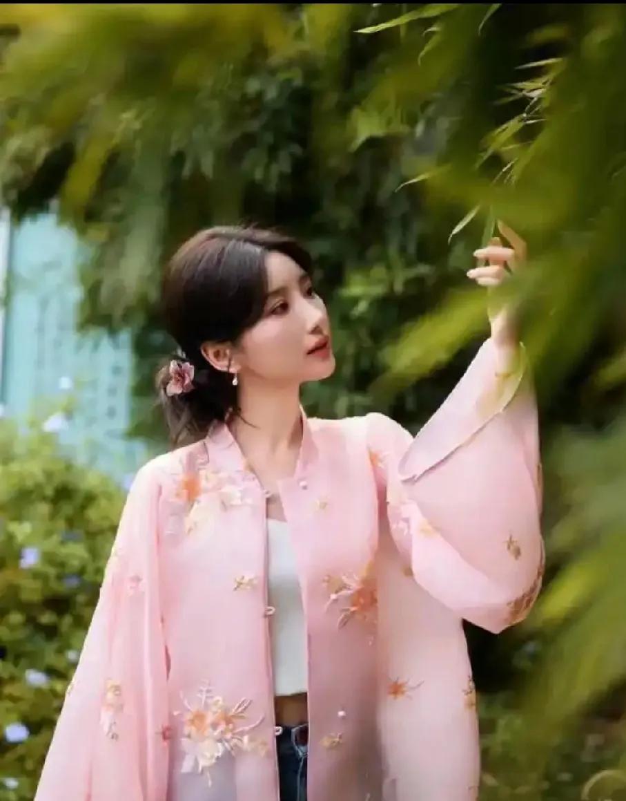 被毛晓彤的新中式穿搭美到！粉上衣配牛仔裤太绝
 
谁懂啊！毛晓彤又把新中式穿搭玩