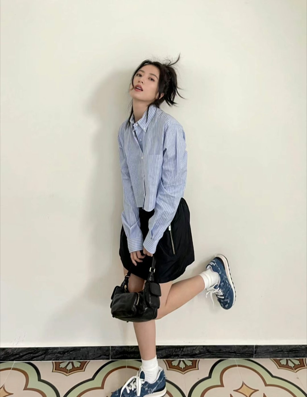 #周雨彤是懂春日穿搭的# 周姐不管是穿搭还是个人状态都拥有让人羡慕的松弛感，白色