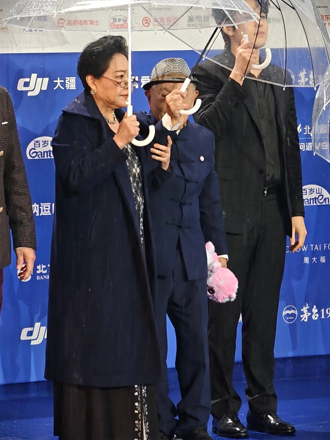 【斯琴高娃搀扶牛犇雨中走红毯】76岁斯琴高娃扶90岁牛犇走红毯永远会被老艺术家的