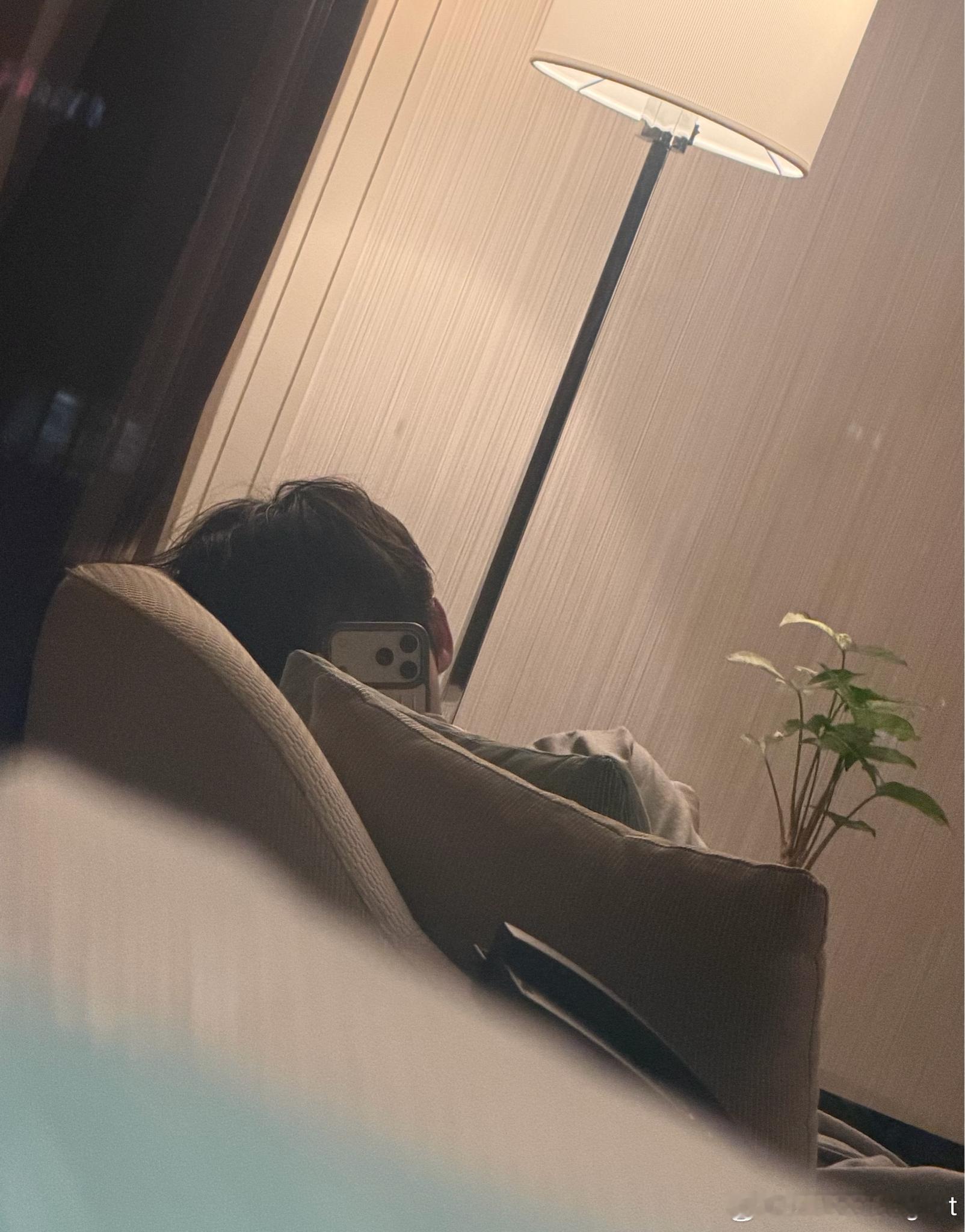 好想走过去rua他柔软的头发[可怜] ​  ​​​
