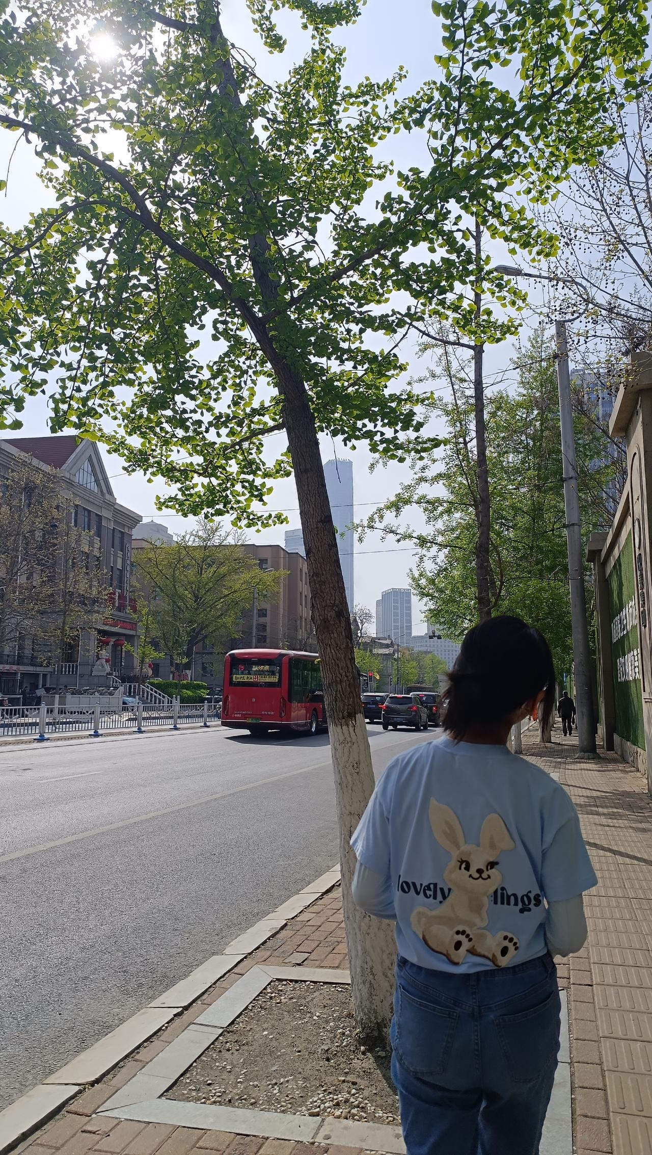 City Walk继续！
途经中山广场，随手拍！
不分季节，每次路过，各个钟表下