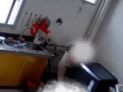 啊？？？“广西南宁谭女士从去年就频繁闻到洗好的衣服有尿骚味，而且是洗前没尿味，洗