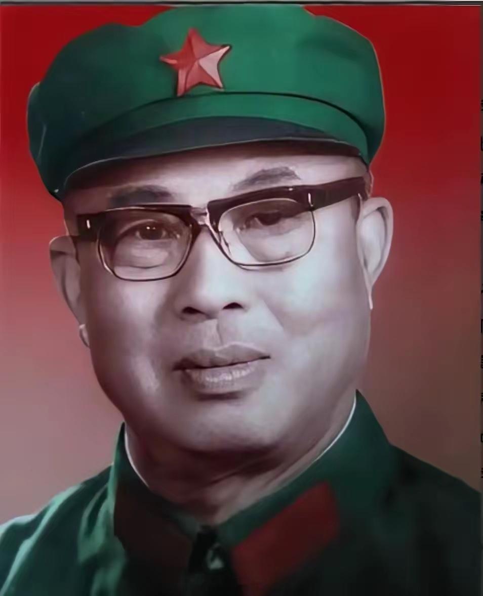 1950年，两名航校教官当街调戏姑娘，参谋长拔枪硬刚，后续更震撼。1950年5月