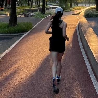 今晨11公里跑平均配速6'36''，平均心率138。虽然成绩不咋地，但跑步的感觉