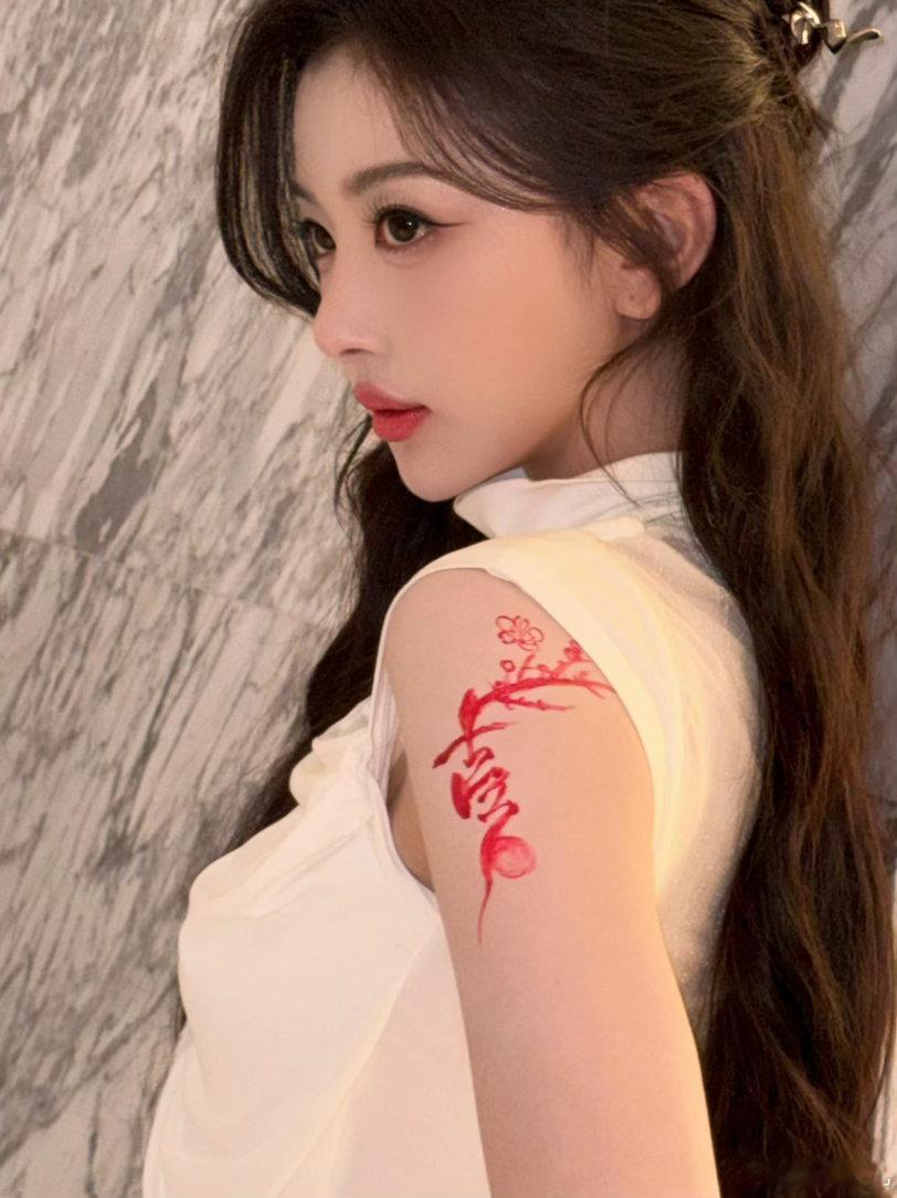 看玄学小说看多了你第一眼看孔雪儿这照片我以为手上画了个符