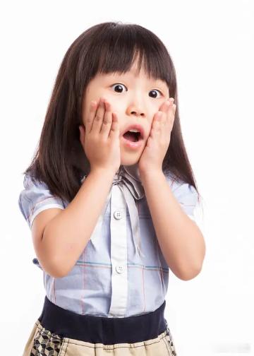 谢依霖连问12次骂谁 2个搞笑女同天怀孕太惊人 靠一句“全场我hold住”爆火的