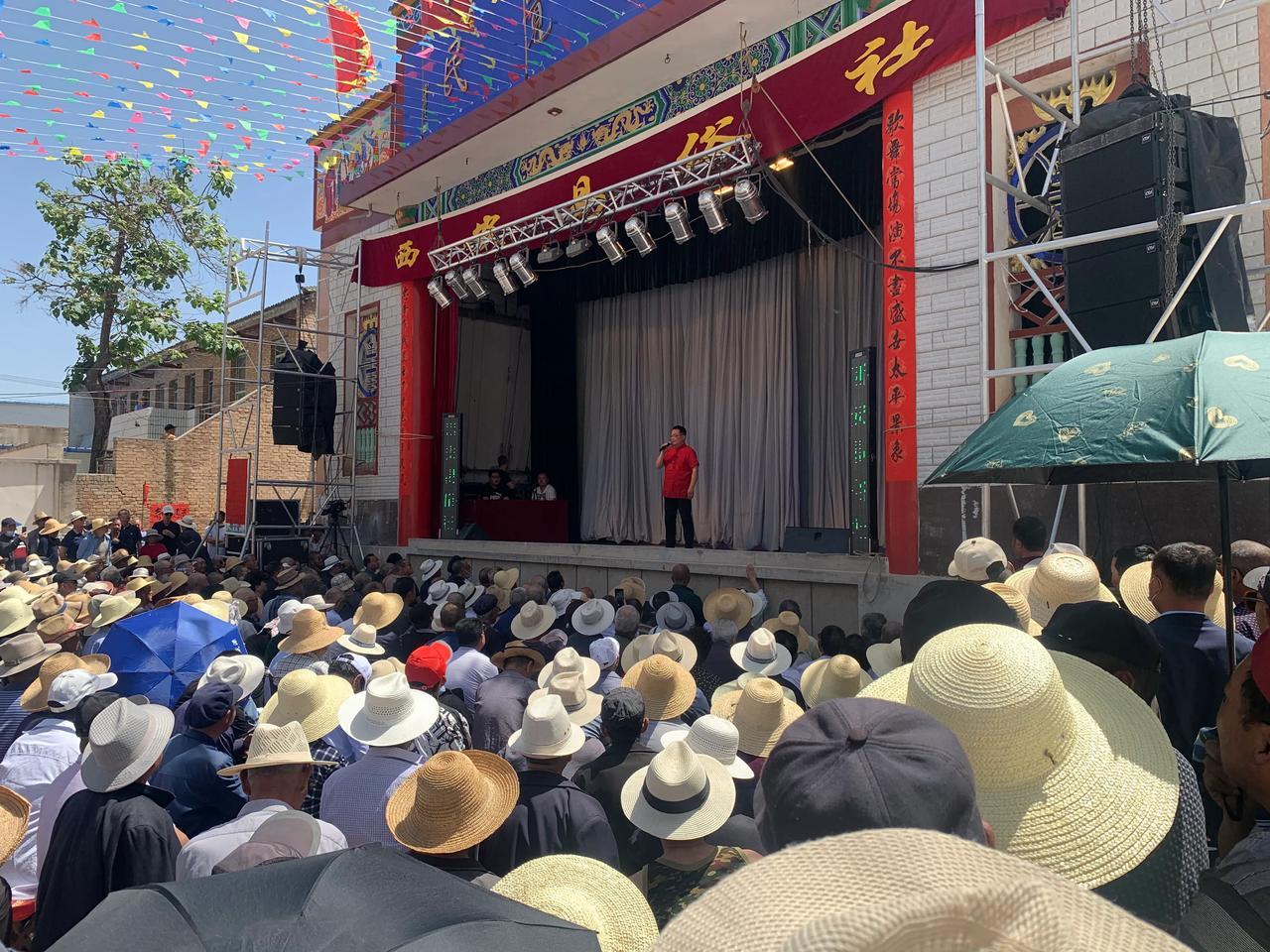 陕西戏曲社来甘肃天水农村演出，乡亲们冒着32度的高温，来看戏，有的人赶几十里，自