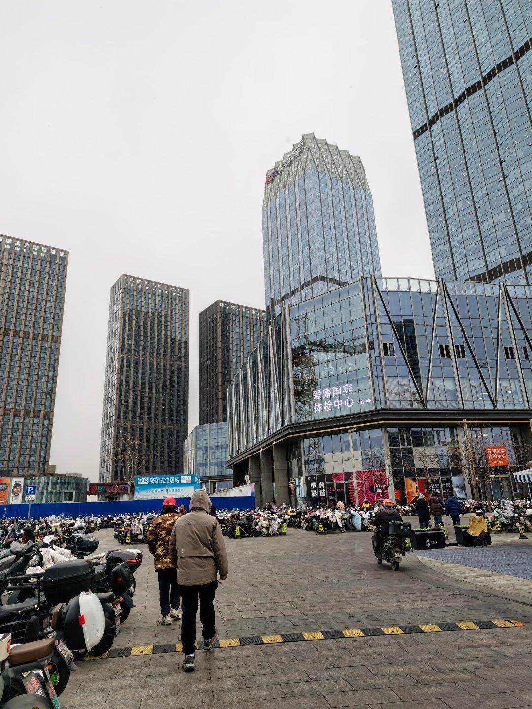 下雪了下雪了只好骑车到地铁站，然后坐地铁去上班。还得拎个大头盔。 