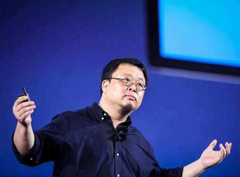 罗永浩是疯了吗？
罗永浩邀杨笠上播客被骂，愤怒回怼全网网友，
这一次嘴是真硬，