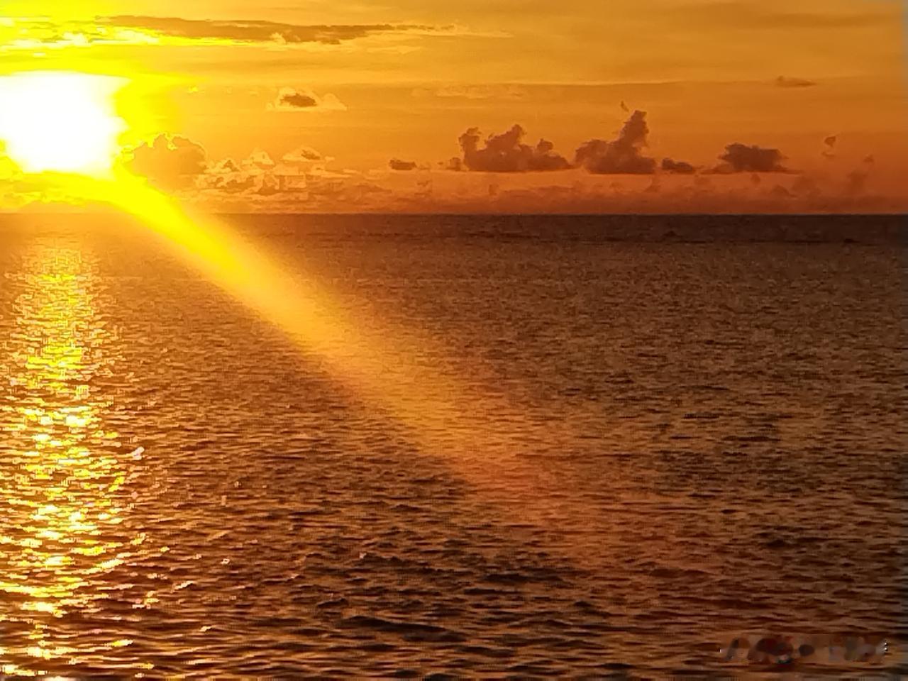 夕阳下的海如此温顺，它犹如历经沧桑的老人，内心不在会有风雨兼程，有的只是安静的看