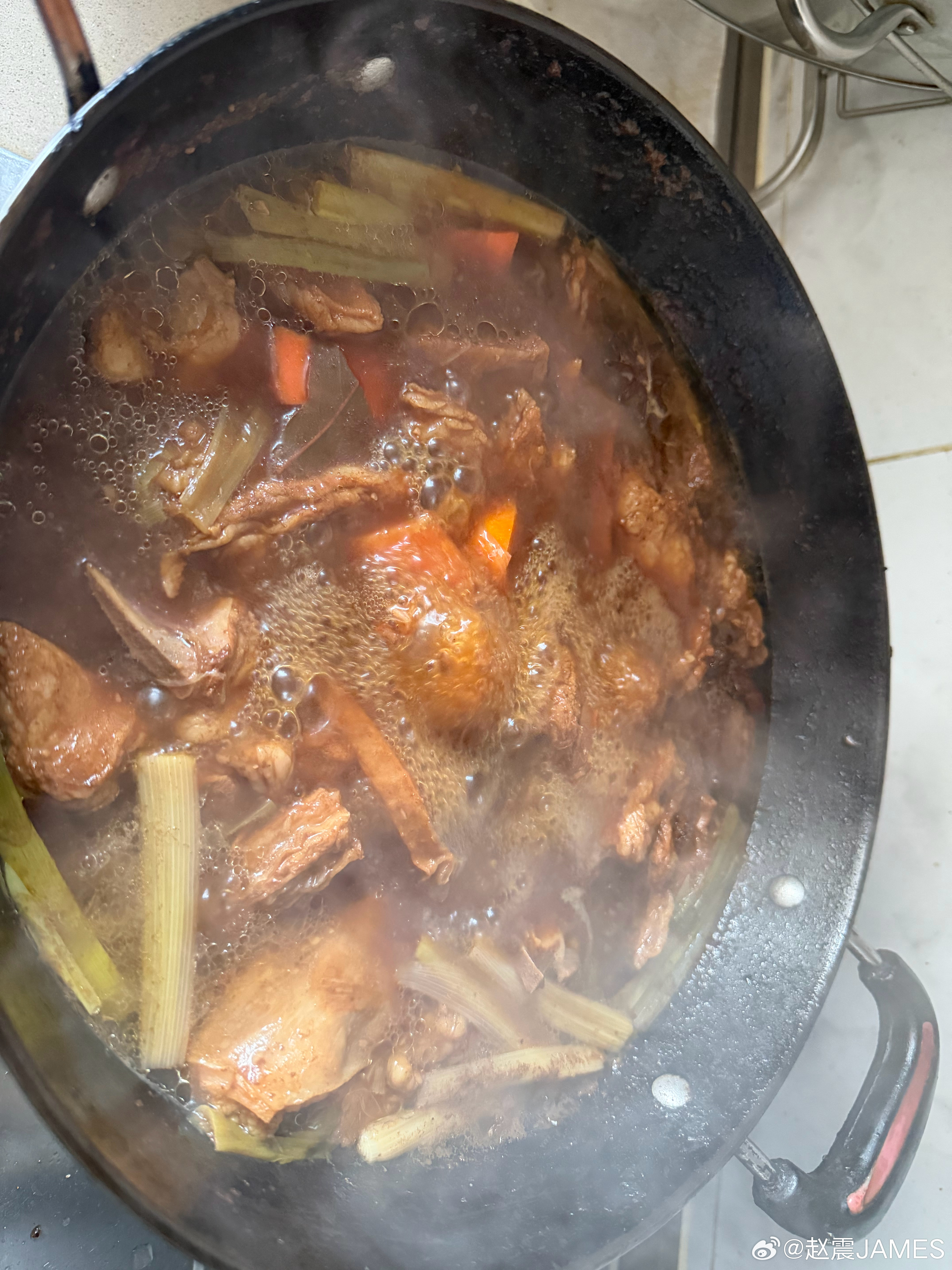 昨天看小抖探店湖羊看馋了，正好家里有年前朋友从榆林寄来的羊肉，做一大锅红烧羊肉。