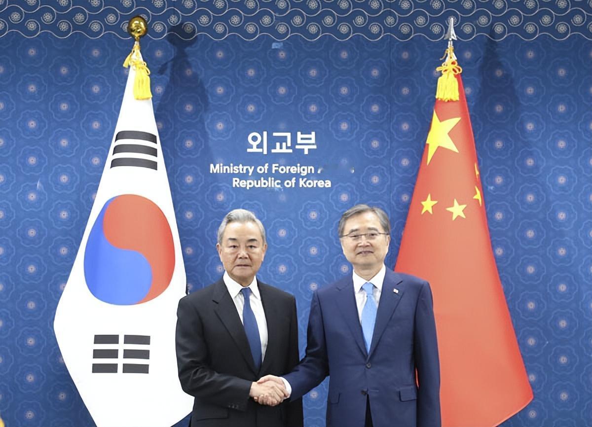 中韩外长会谈爆出大戏！王毅主任还没发问，韩国外长竟主动交出“坚持一个中国”的答卷