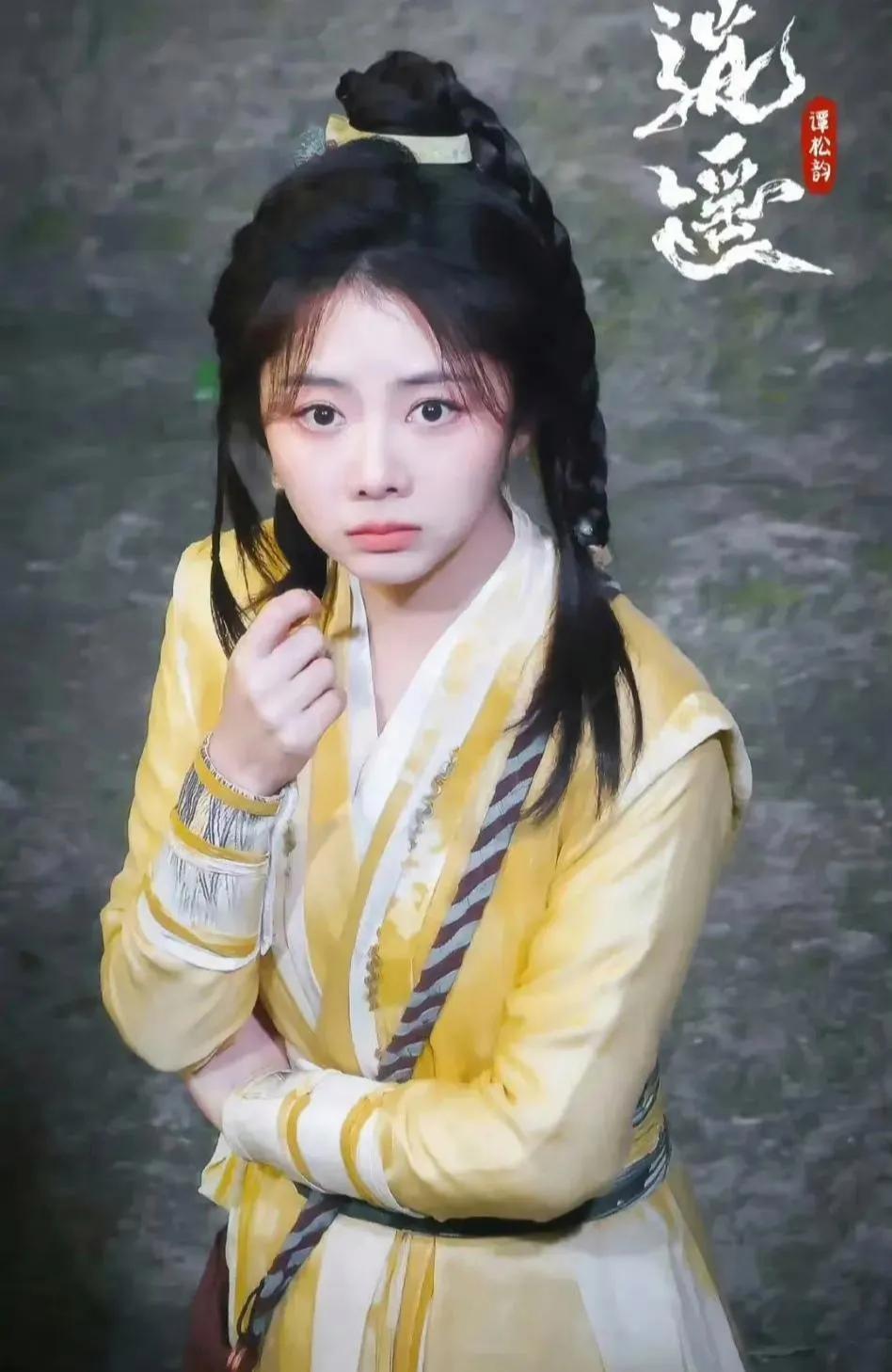 谭松韵新剧造型太惊艳了，少女感十足！现在古装剧中很少见到这样的编发造型了，可爱又