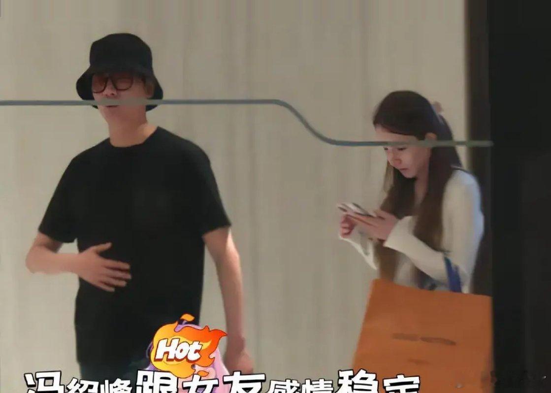 冯绍峰带女友逛街冯绍峰与女友一同现身街头逛街，画面中女友手拎显眼的名牌手提袋，简