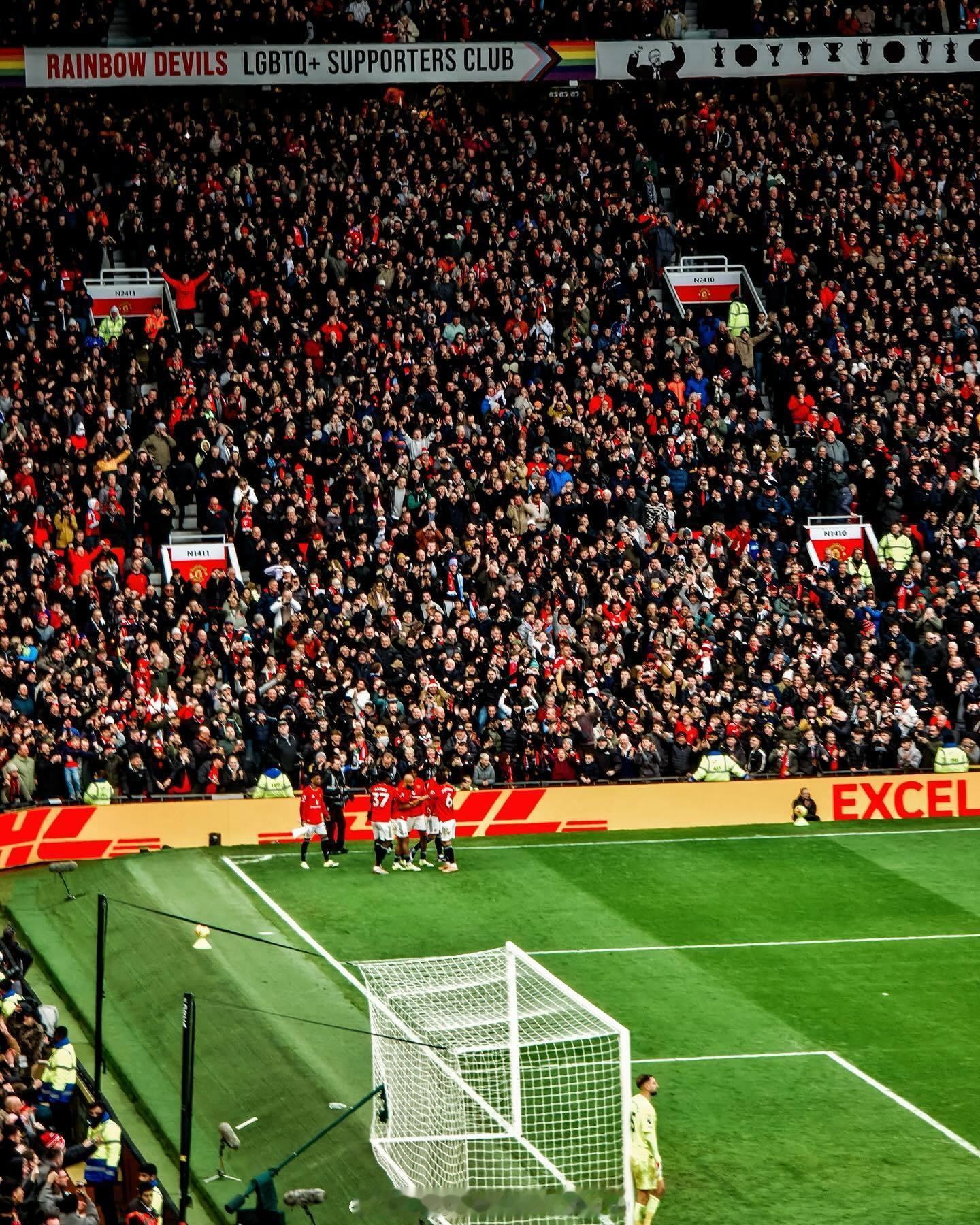 曼联2-0曼城，官方照片老特拉福德有 