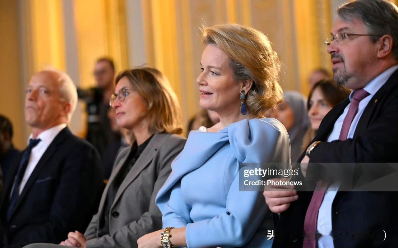 玛蒂尔德王后出席基金会周年庆，这条Natan天蓝色连衣裙设计独特。