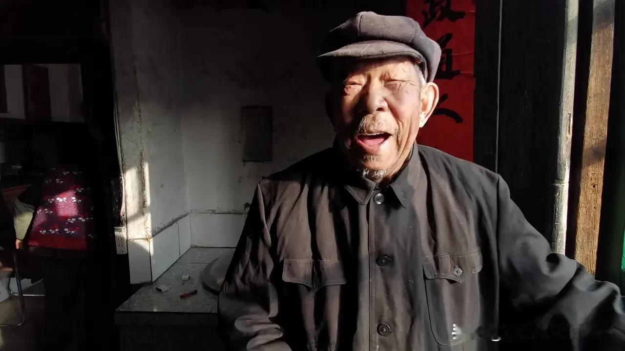 今天，是爷爷去世后的第一个生日。
如果他还在，此刻我们可能到达饭店，准备吃饭给爷