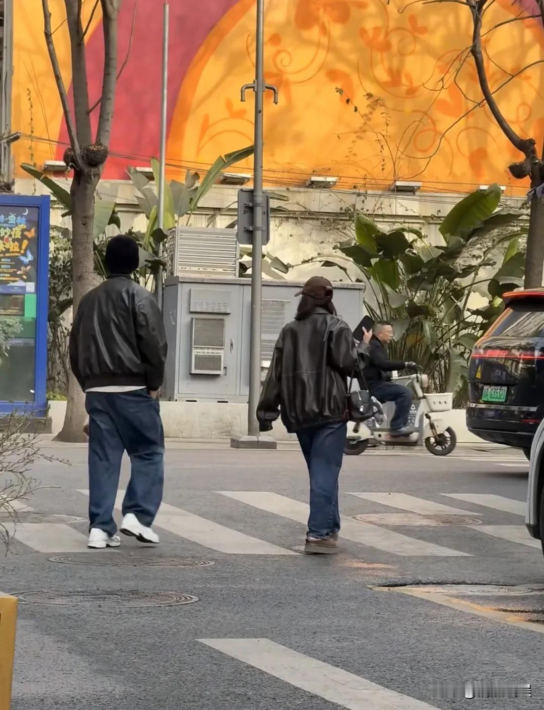 贾静雯在成都拍戏，老公修杰楷来探班。
夫妻俩穿着情侣装，好甜啊！都是皮衣搭配蓝色