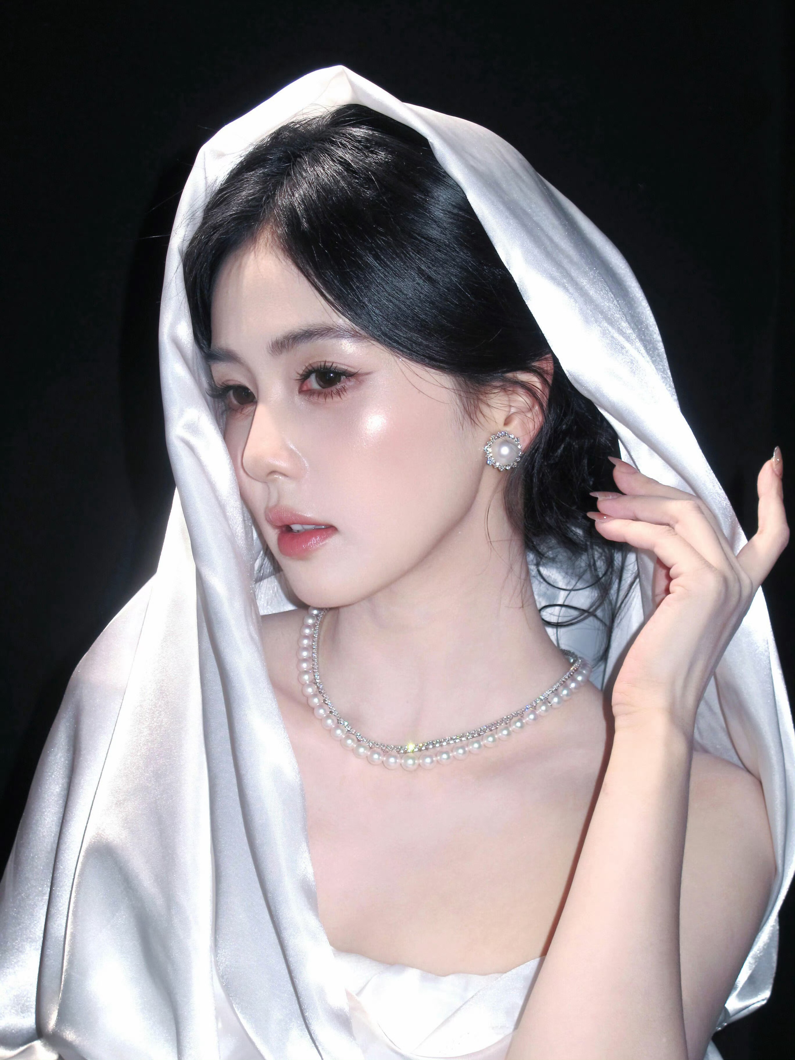 白鹿🤍发型 张振白鹿[超话]大师出妆白鹿珍珠圣女发型师张振 ​​​