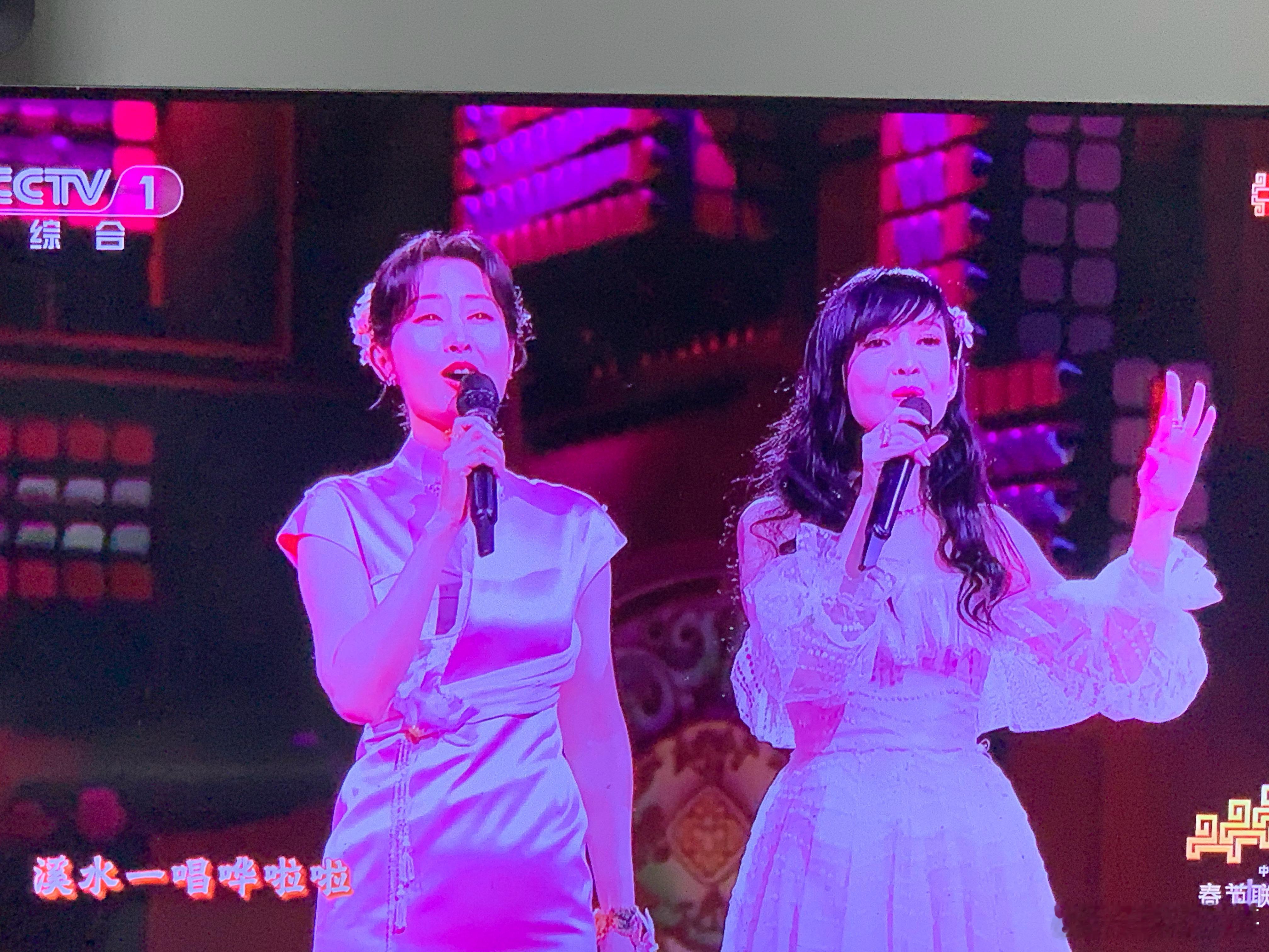 春晚我槽活久见！居然在春晚舞台看到了周慧敏和米雪 还有梁家辉不值得各自上一个so