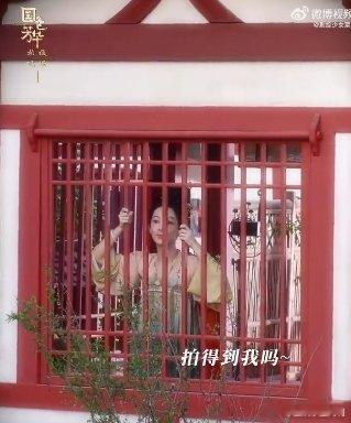 李现给杨紫拍照  说到做到，李现变身摄影师为杨紫定格美好瞬间，《国色芳华》幕后花
