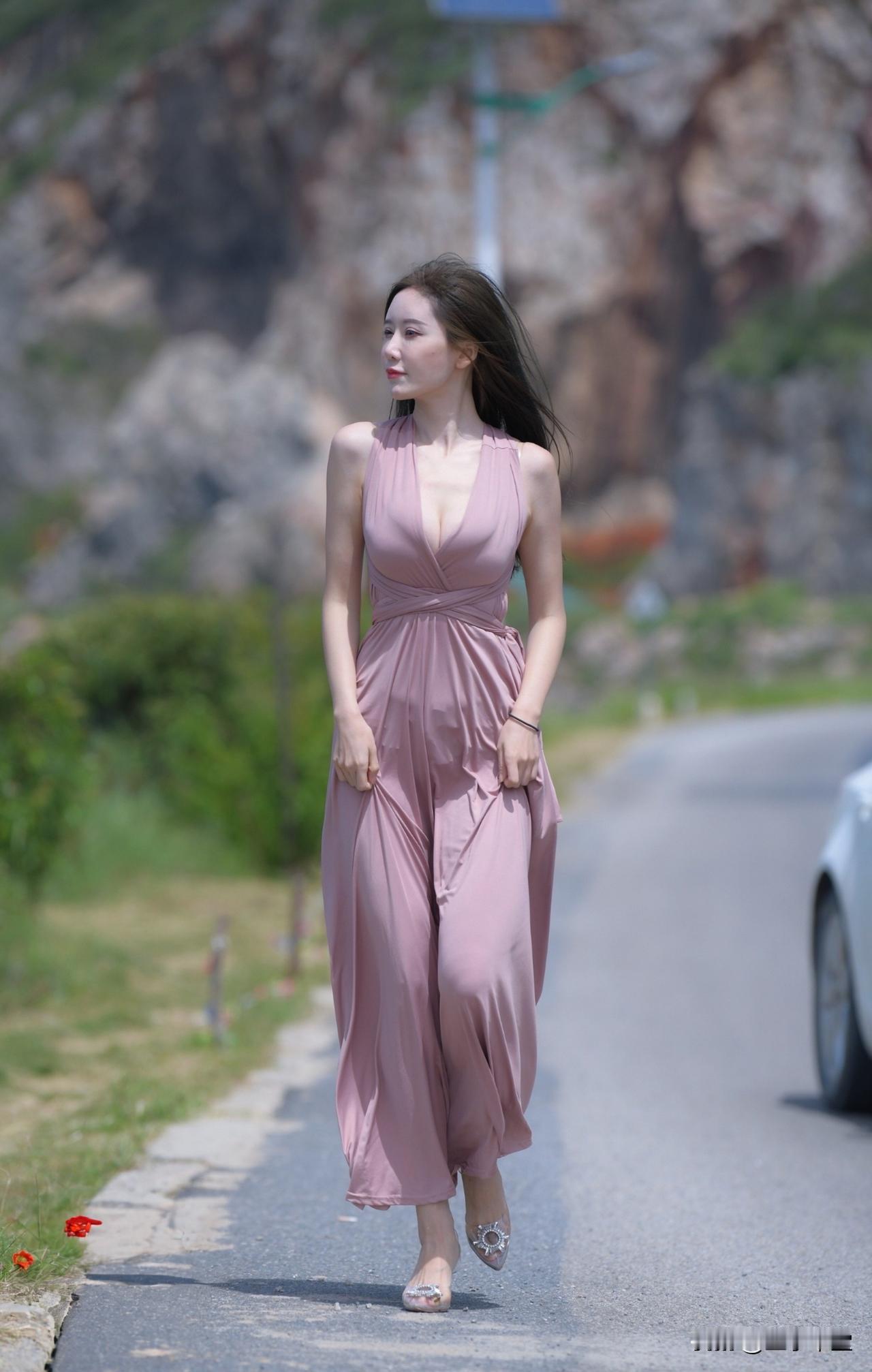 今天出门发现，路边的植物都在对我微笑！！！街拍美女好身材