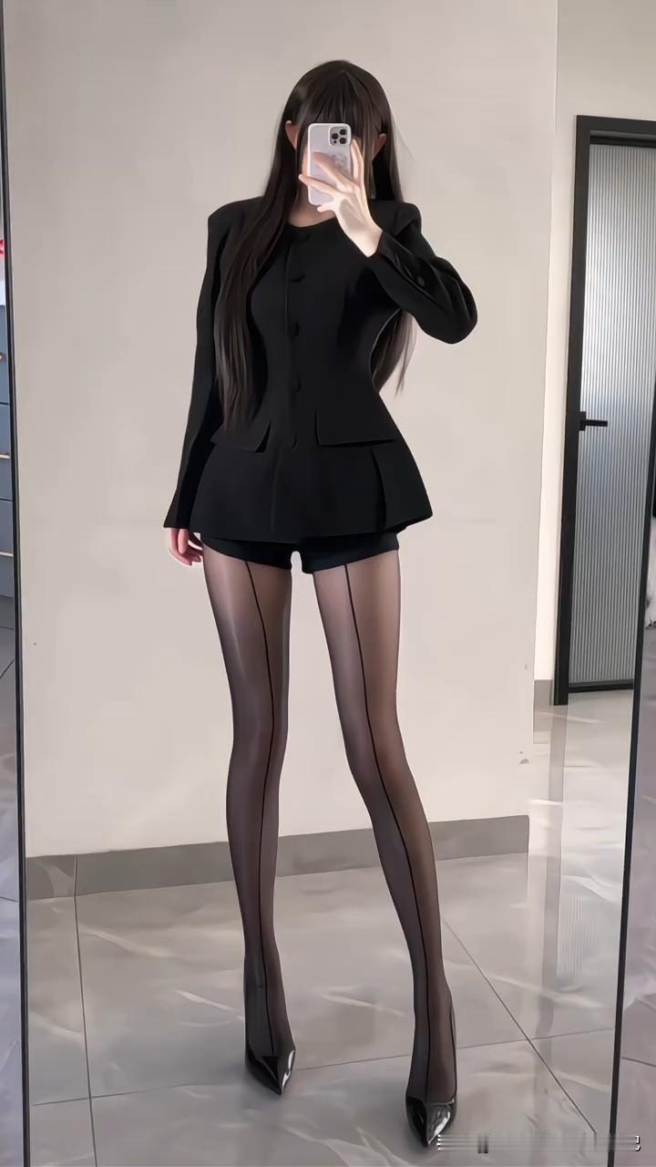 这条全黑穿搭精准拿捏了“冷感高级”风格～oversize黑色西装自带一种松弛气场