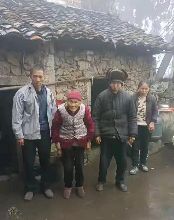 贵州农村出一个博士生不容易，黄鹏本科到硕博一路靠奖学金支撑学业，助学贷款还没还完