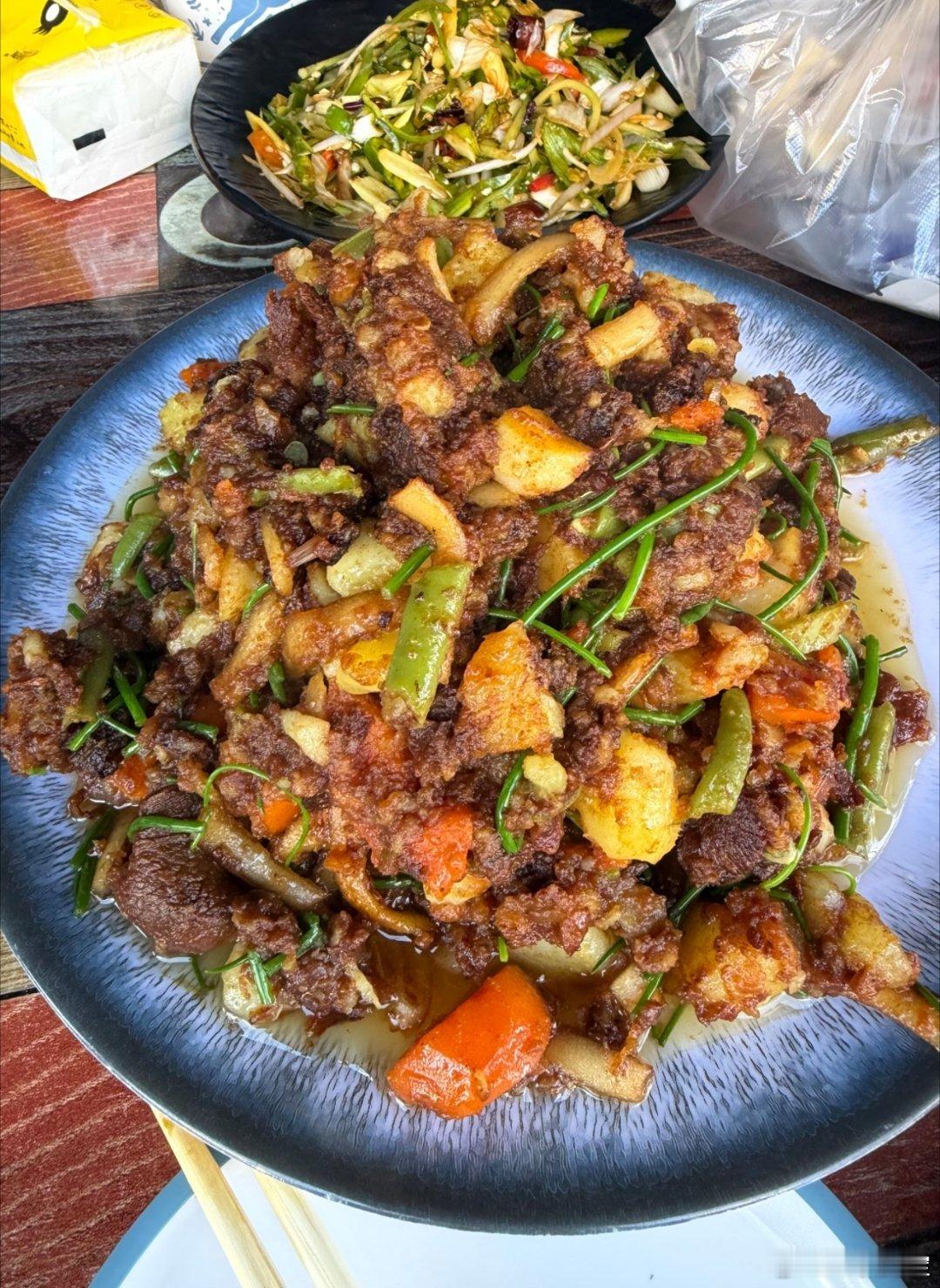 今天中午做的美食是内蒙特色烩菜猪肉豆角土豆我不怎么爱吃粉条所以就没放味道真的相当