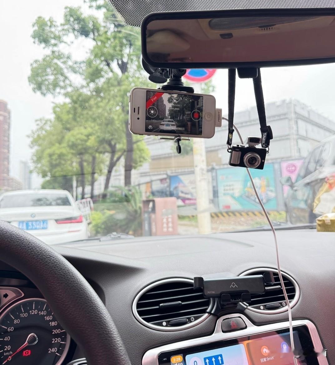 老款苹果手机再度“上岗”，发挥最后的价值。有个哥们因老婆不给钱买行车记录仪，实在
