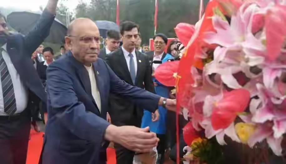 巴基斯坦总统，莫桑比克总统不约而同到韶山献花，看起来，这万国来朝，是领袖当年的愿