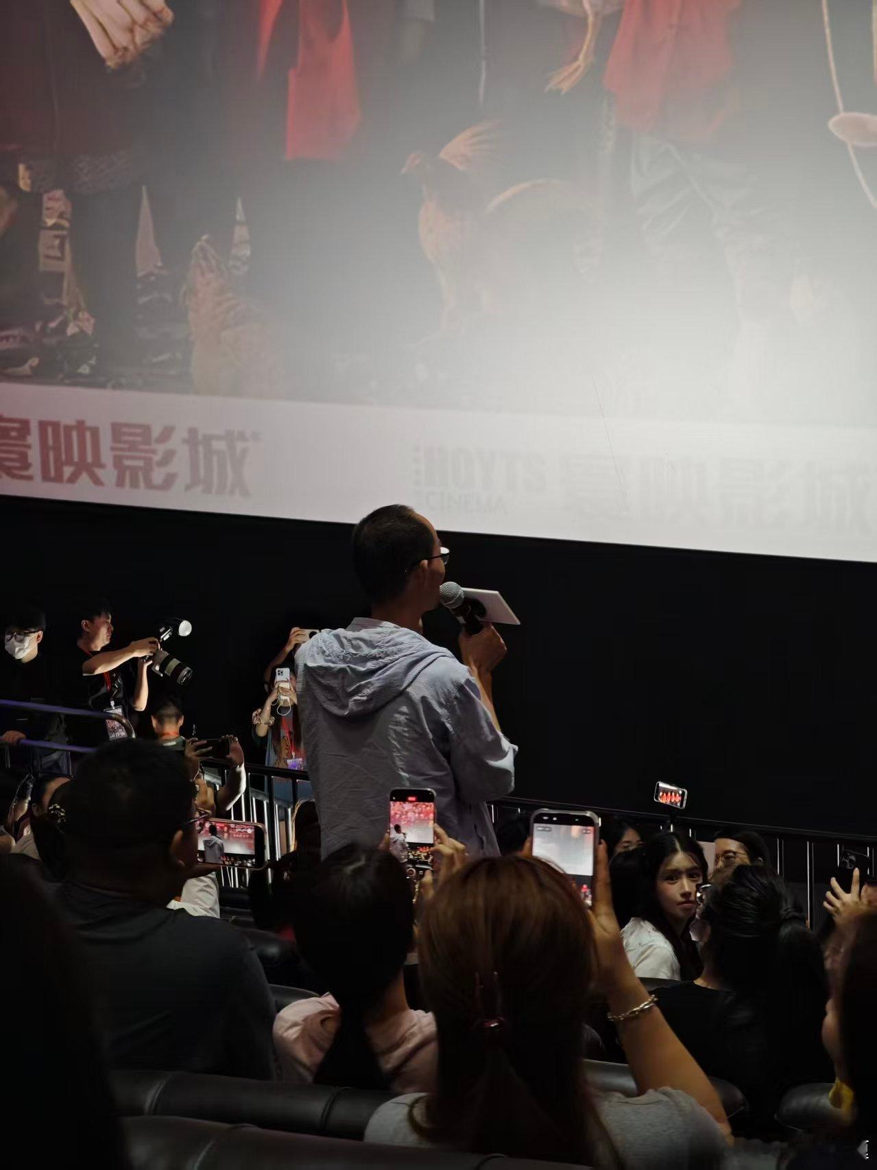 《欢迎来龙餐馆》路演现场，《给阿嬷的情书》蓝鸿春导演来支持了，表示是文牧野导演的