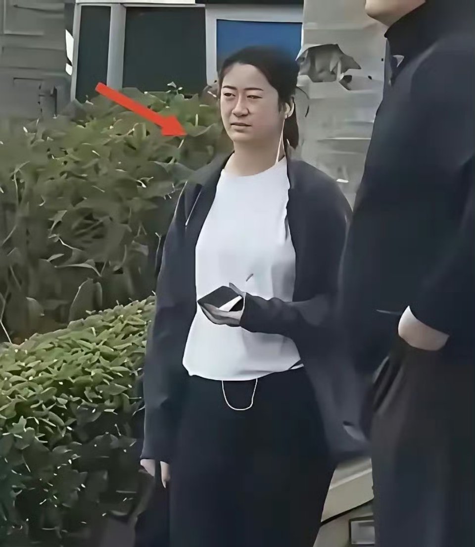 姚明女儿可能在普通人眼里好高大，但在爸爸跟前却是小鸟依人的小女生 