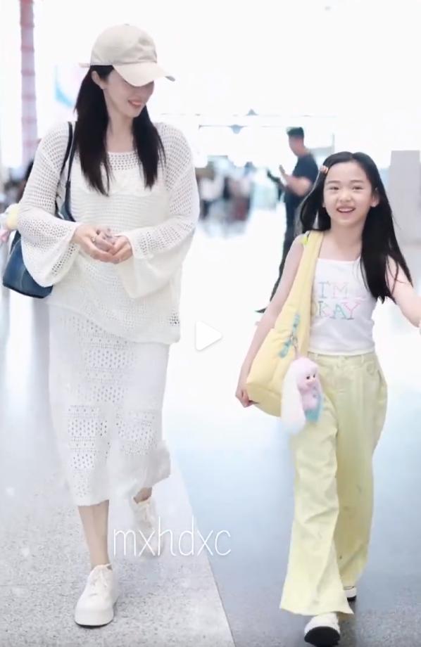 董璇9岁的女儿小酒窝，阳光自信，太招人爱了。
7月16日，董璇再婚后首现身，与女