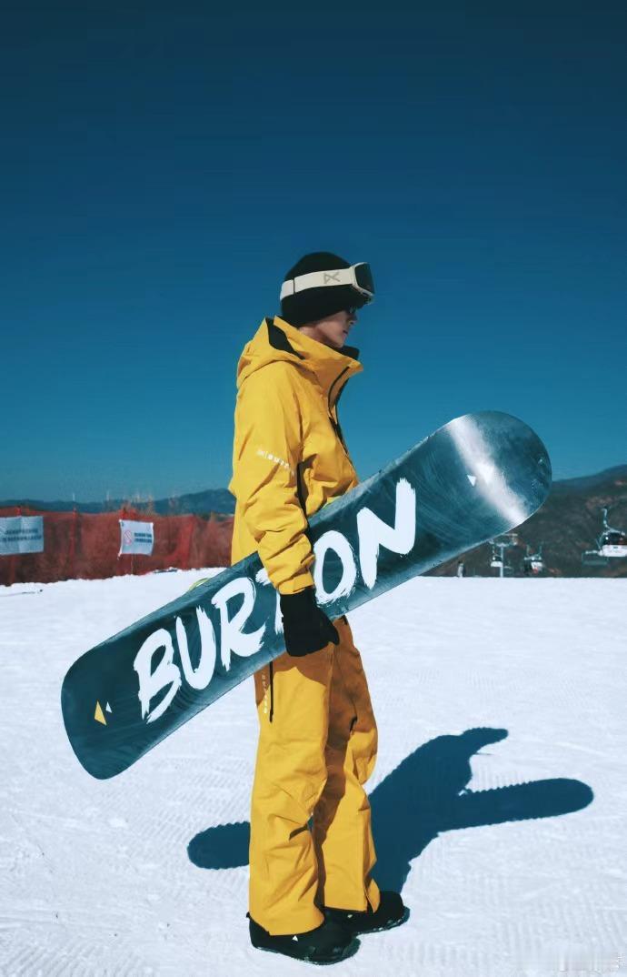 展轩立春滑雪照 展轩黄色滑雪服 展轩立春滑雪照，展轩黄色滑雪服，帅气的滑雪展轩上