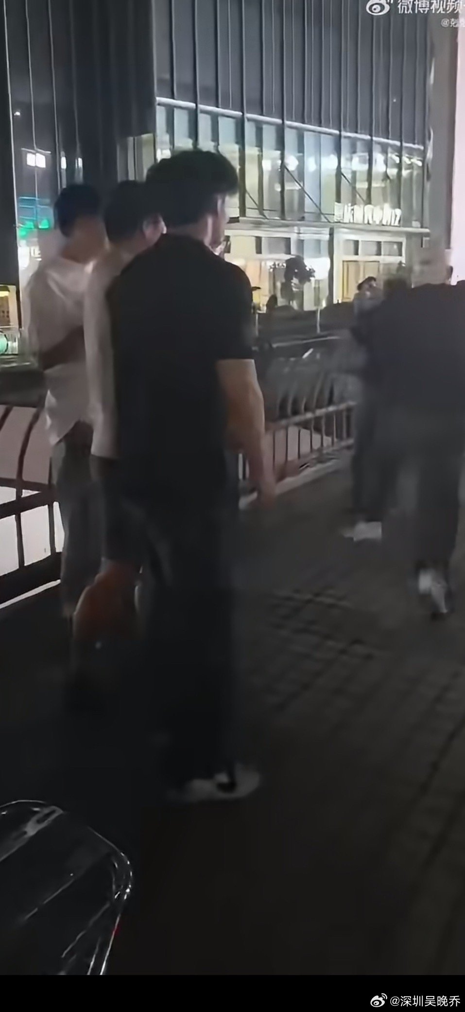 王源模仿者王扁在摆摊时被一名男子拿锤子暴打，目前已经住院，原因未知。不过看视频应