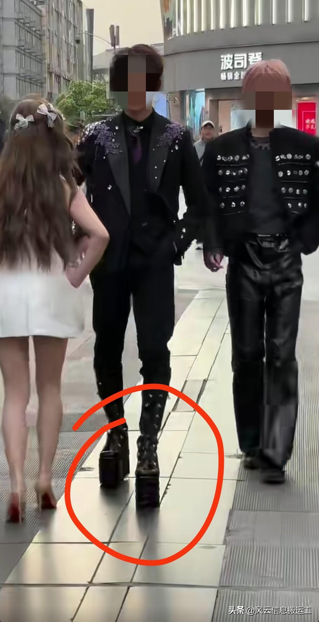 昨天给我推送的直播，瞟了一眼，发现现在的网红也不容易，很是内卷还要踩高跷！